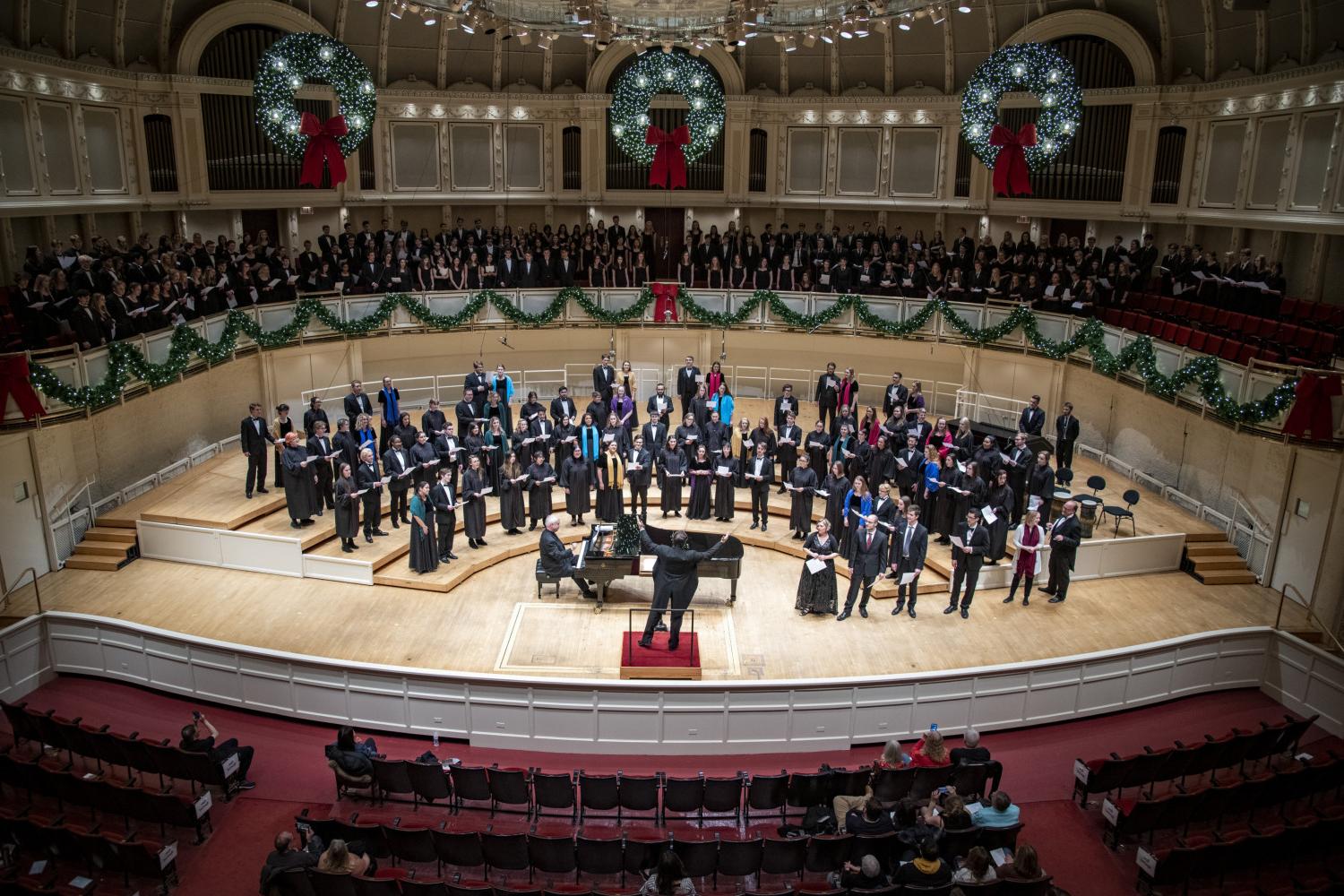 The <a href='http://qm.tianbo588.net'>全球十大赌钱排行app</a> Choir performs in the Chicago Symphony Hall.
